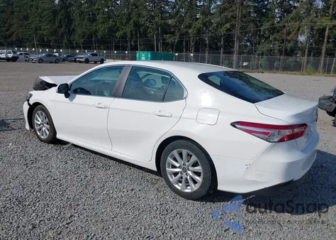 2018 Toyota Camry Le из США, поврежденный, VIN 4T1B11HK1JU057170
